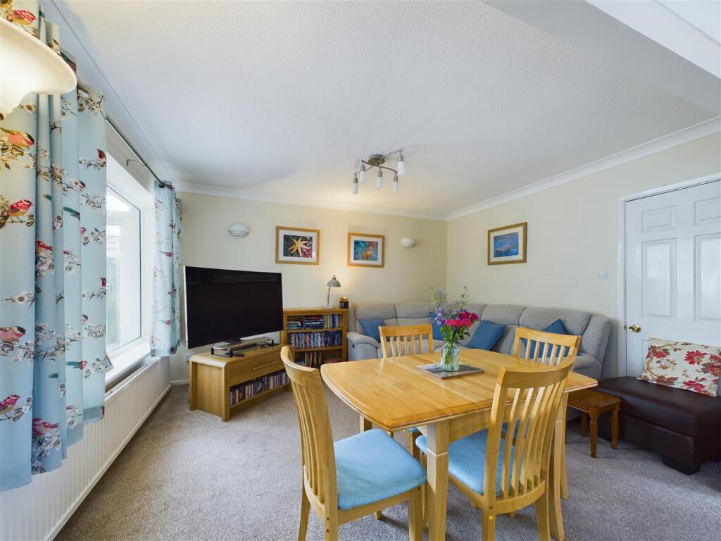 LIVING/ BREAKFAST ROOM