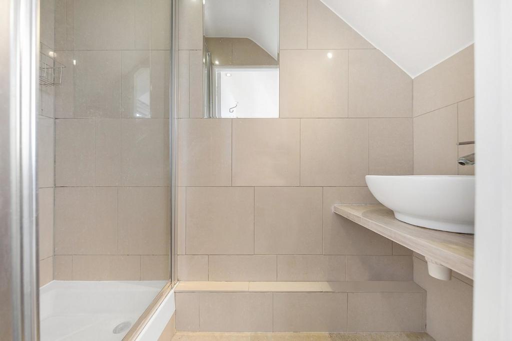 En-Suite Bathroom.jpg
