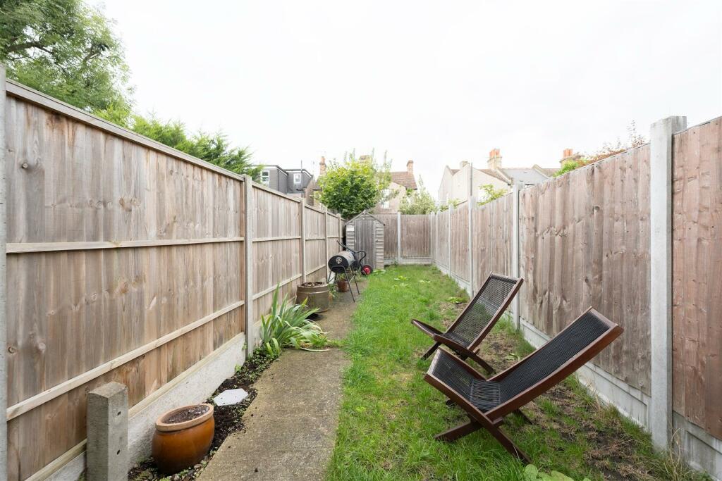 Carnarvon Road, E18