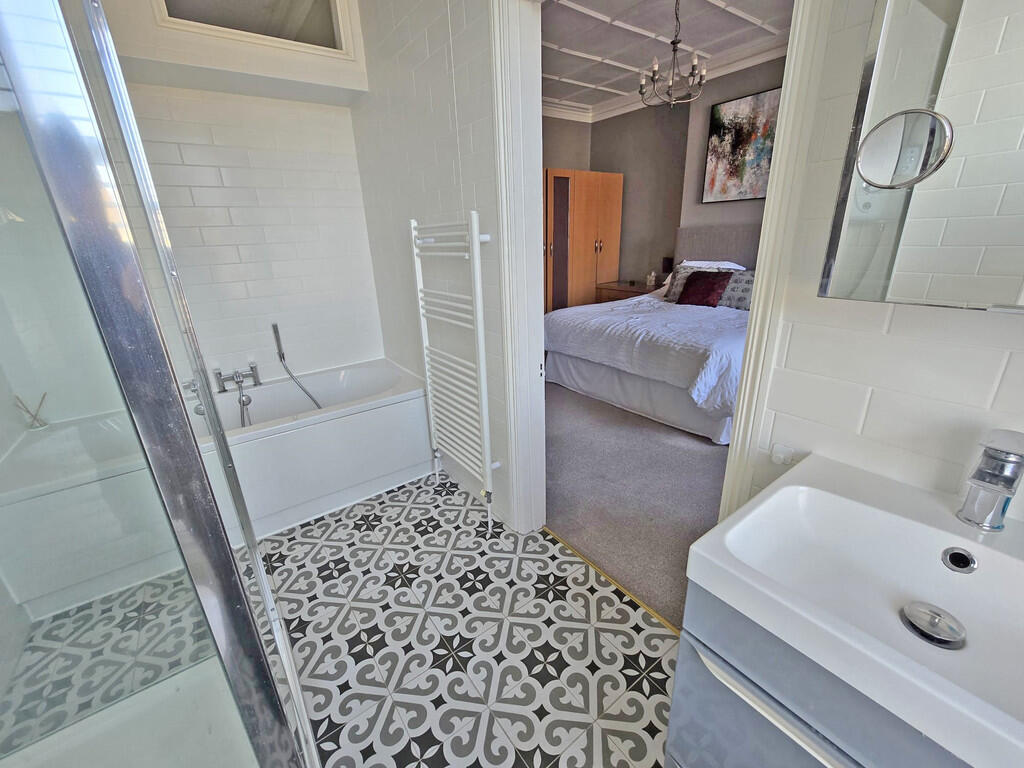 White Bedroom En-...