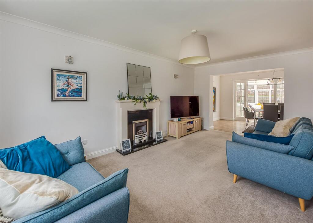 2 Heath House Drive-lounge1.jpg