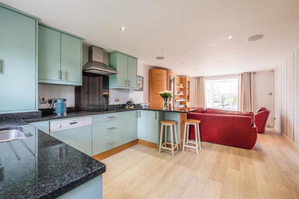 Kitchen/ Dining room