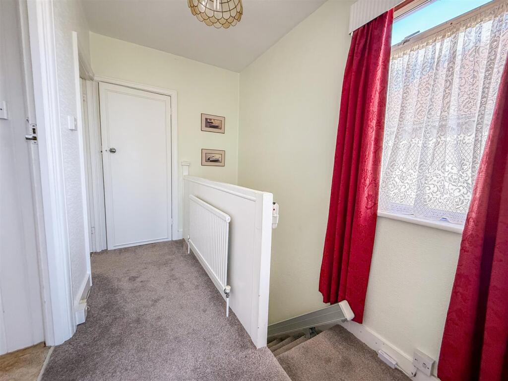 FIRST FLOOR LANDING