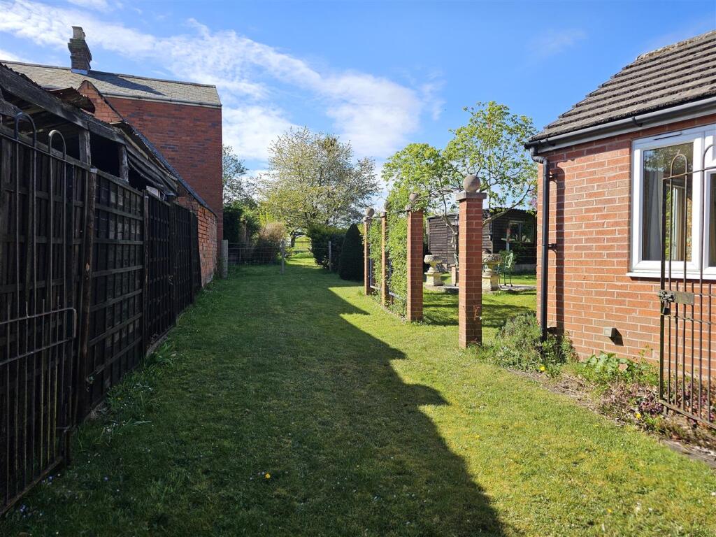 Side Garden/Driveway