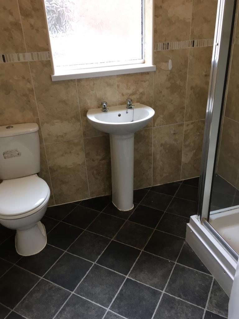 1) 24 Beresford Avenue Bathroom 22.07.2020.jpg