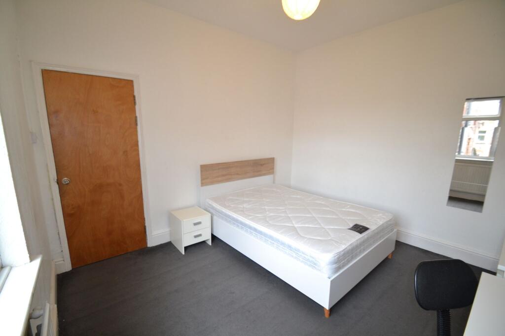 A bright and tidy double bedroom featuring a co...