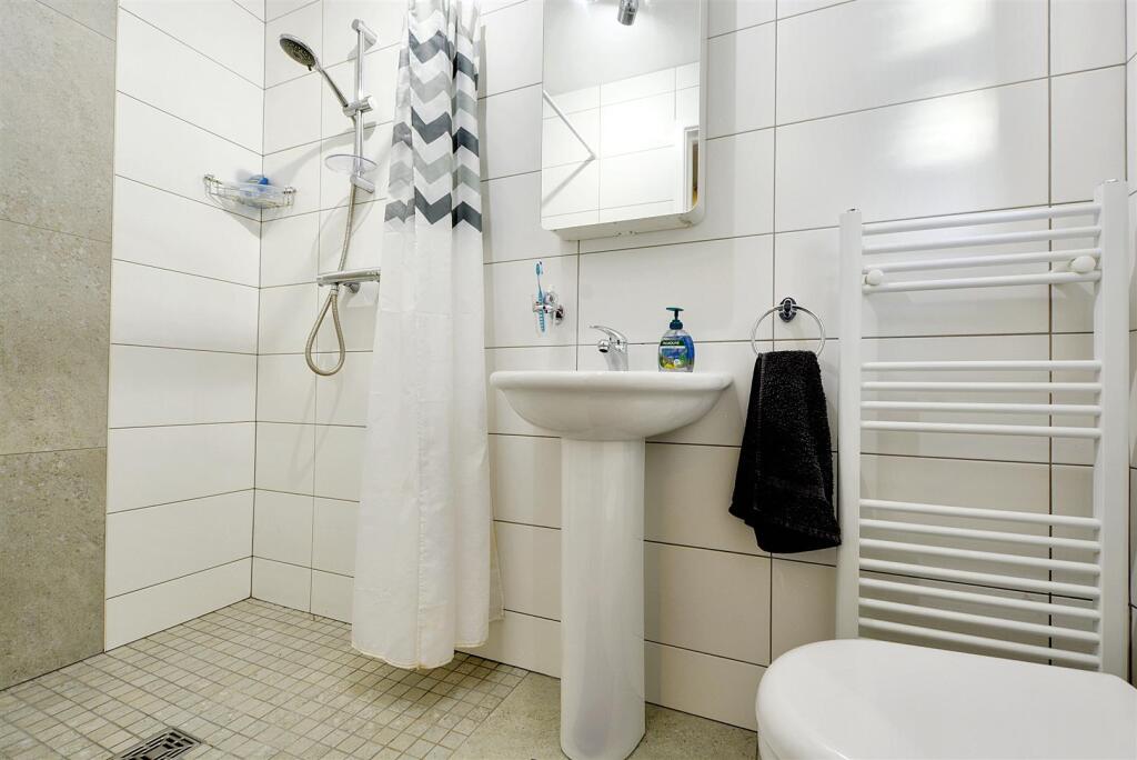 Bedroom 4 Ensuite_2.jpeg