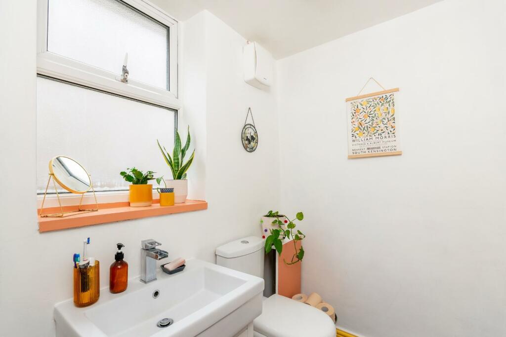 B1FHHEV - Bathroom A.jpg