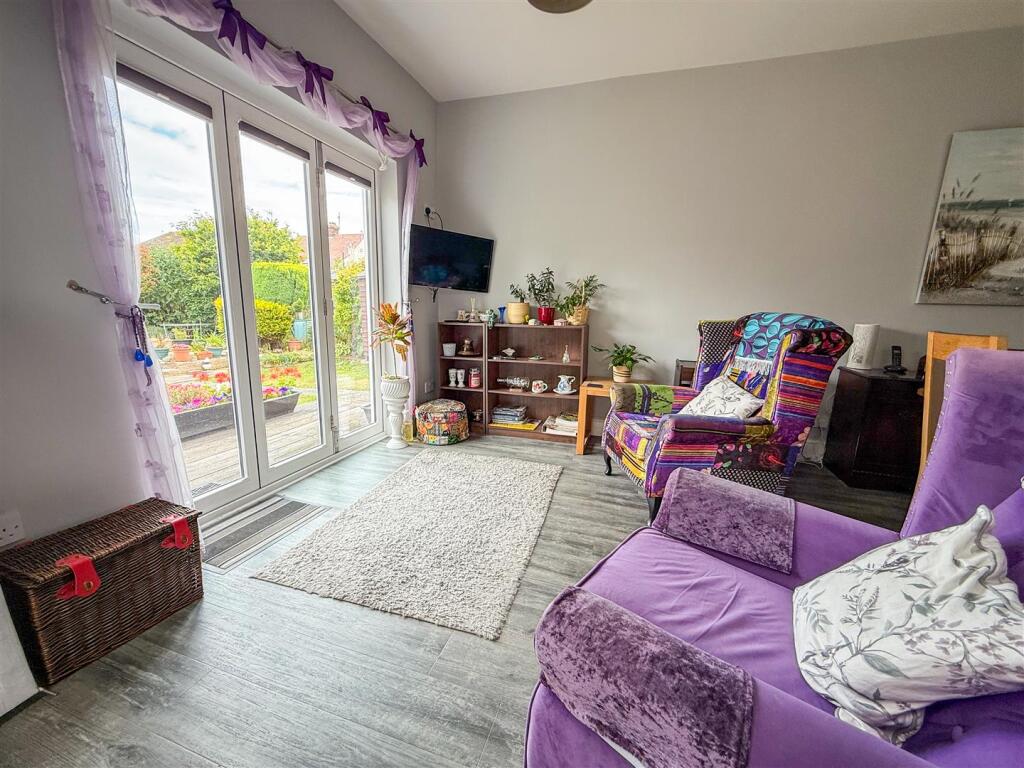 FAMILY/DINING ROOM