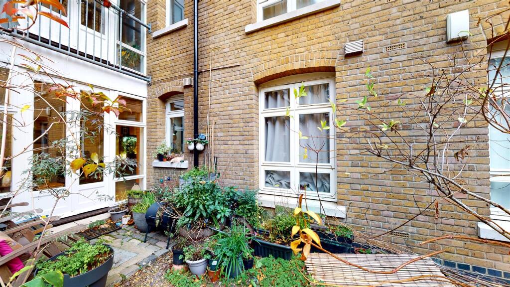 Flat 8 Park East Building, Bow Quarter - CcWUXED84