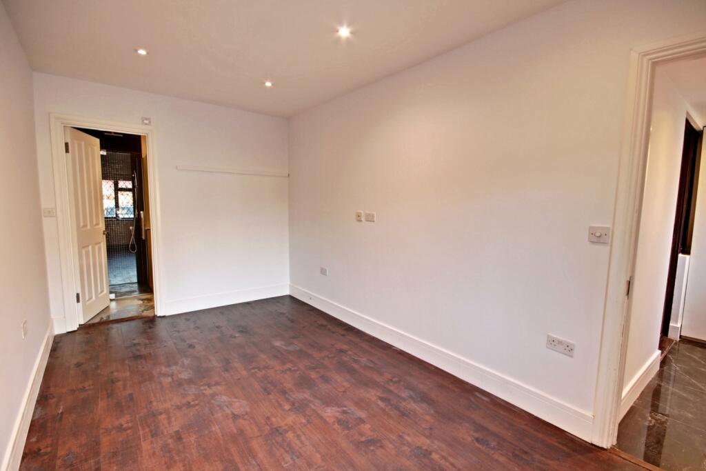 44 Bowness Crescent - Bedroom 5-En suite