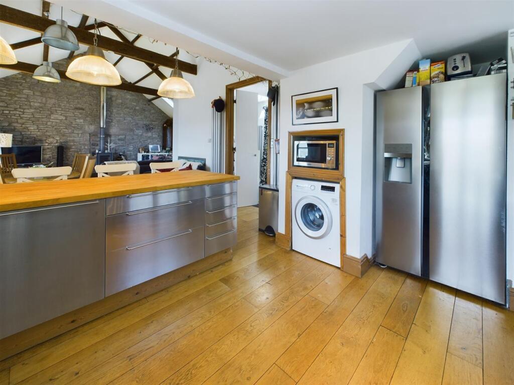 KITCHEN/BREAKFAST AREA