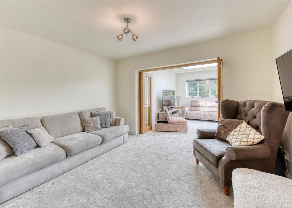 224 Castlecroft Road-lounge1.jpg