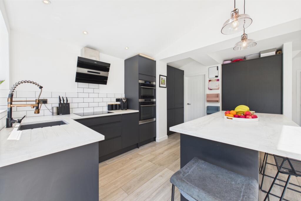 CAM03162G0-PR0260-STILL012