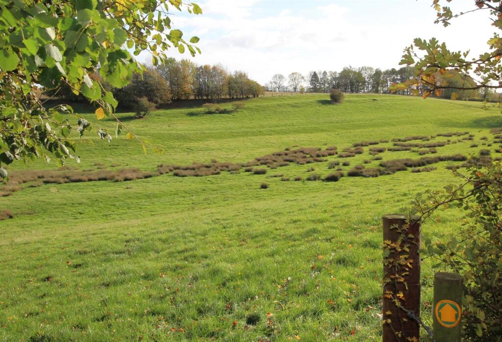 Public Footpath to Hillside &amp; Lynchets.JPG