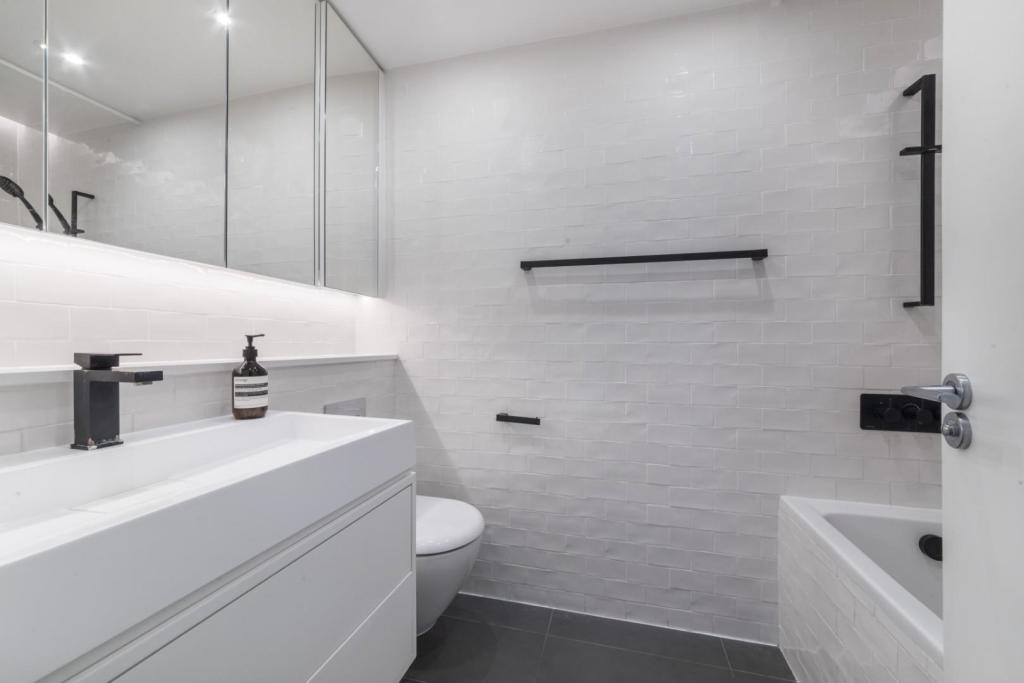 BATHROOM 2.jpg