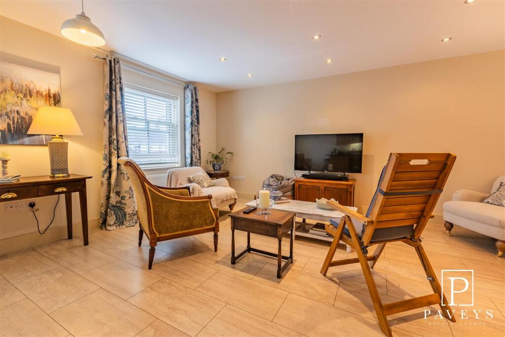 KITCHEN DINER FAMILY ROOM