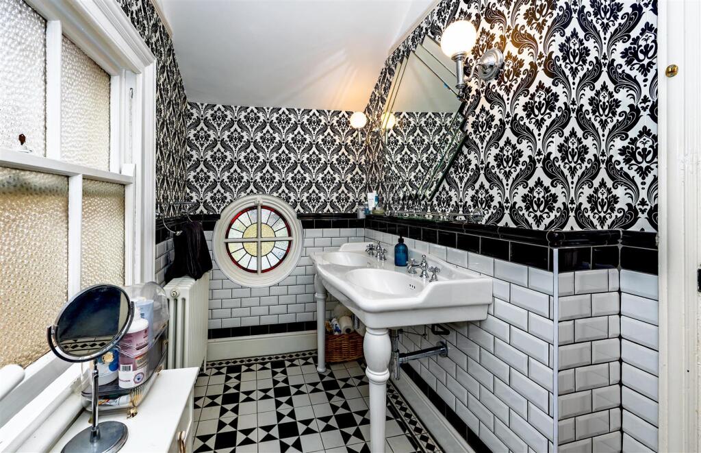 Family bathroom 1 SAPL1300-20250907-DxO_DeepPRIME 