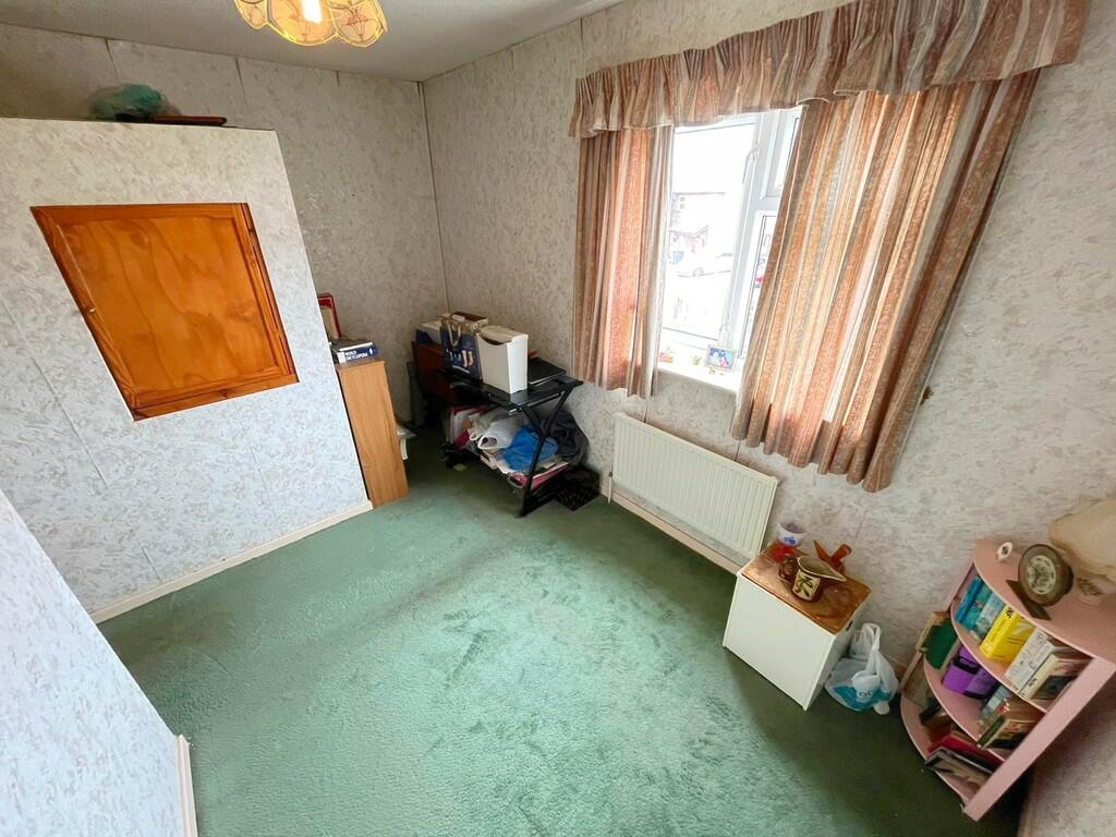 Bed 2 to window