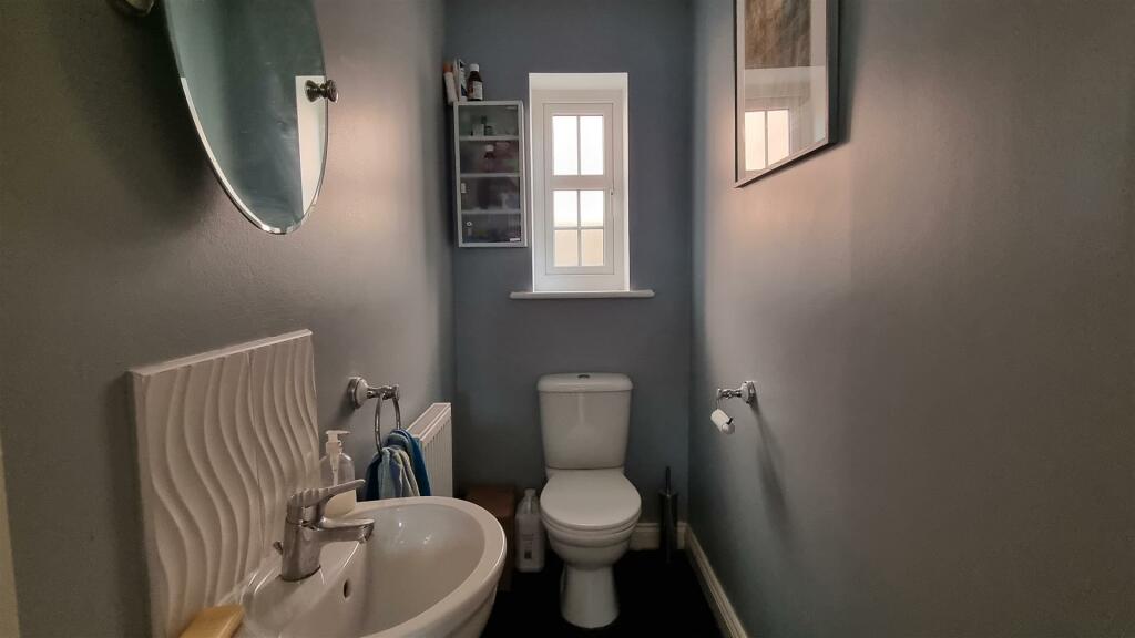 6a Downstairs WC.jpg