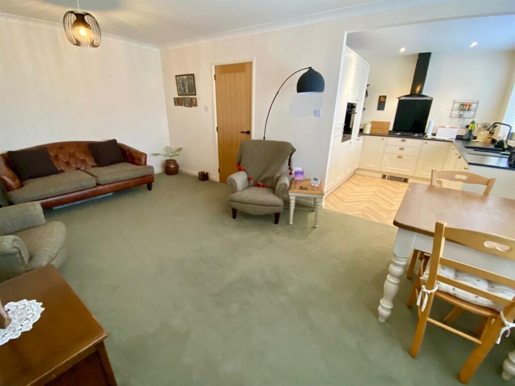 springfield park 8 lounge kitchen 1.jpg