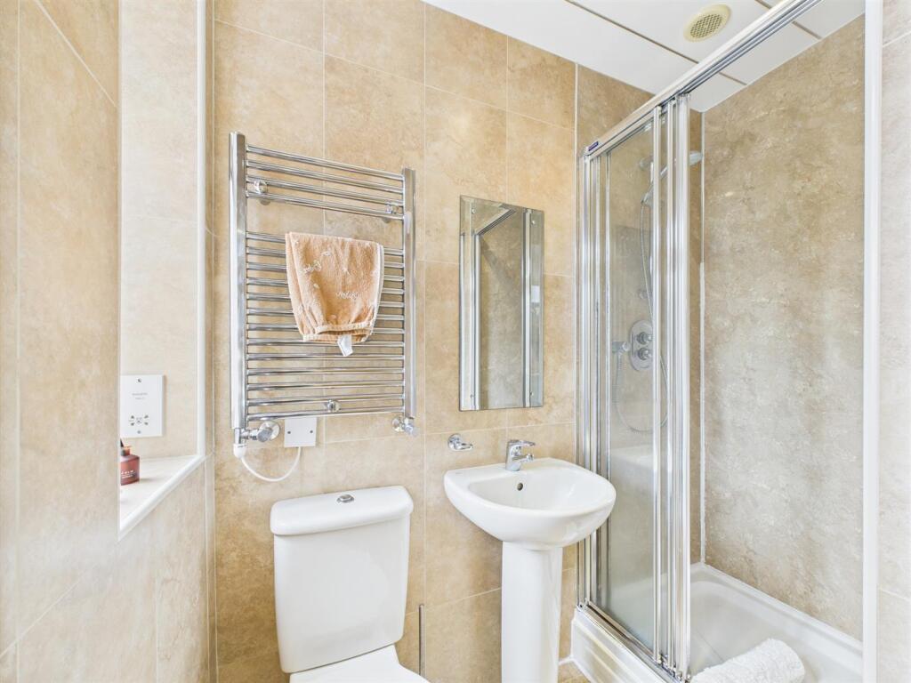 en suite 2.jpg