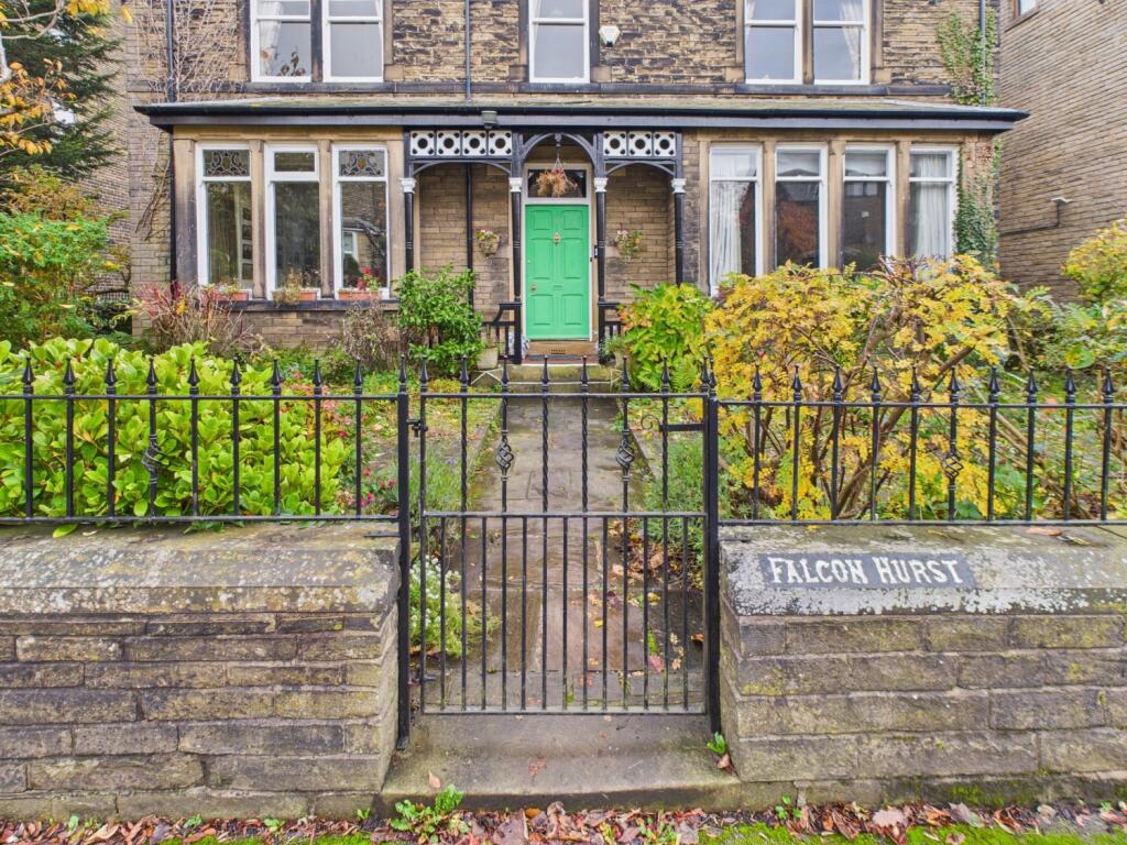 CAM04233G0-PR0042-STILL063