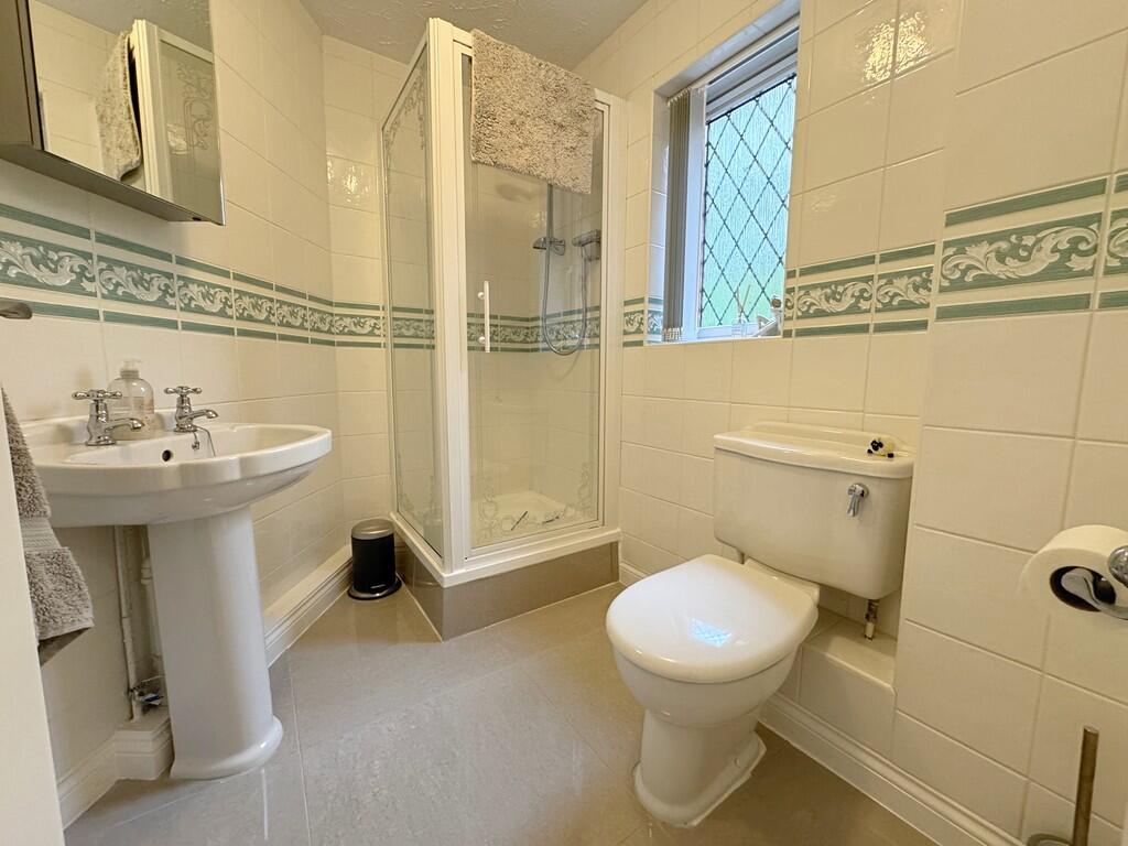 Ensuite to Bed 2