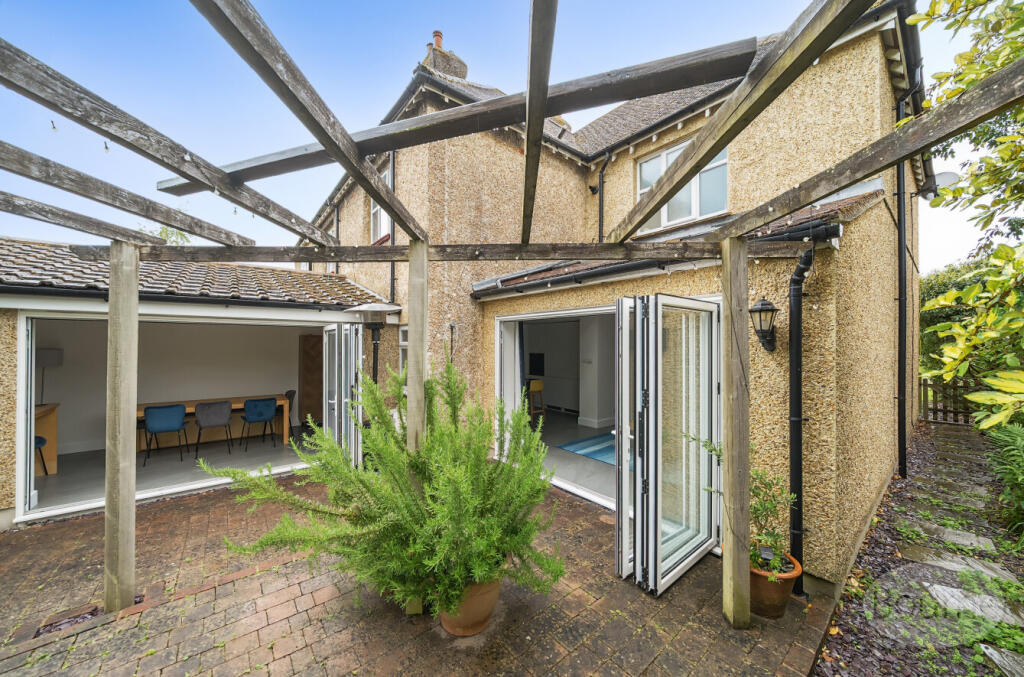 08ff07cb-4d2c-4e1...