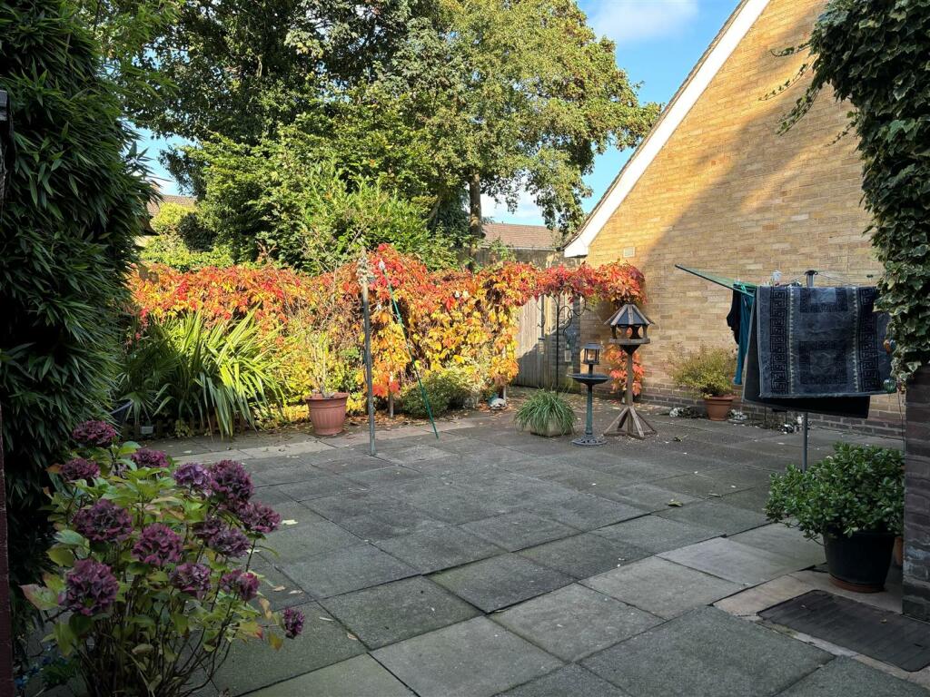 Rear communal garden