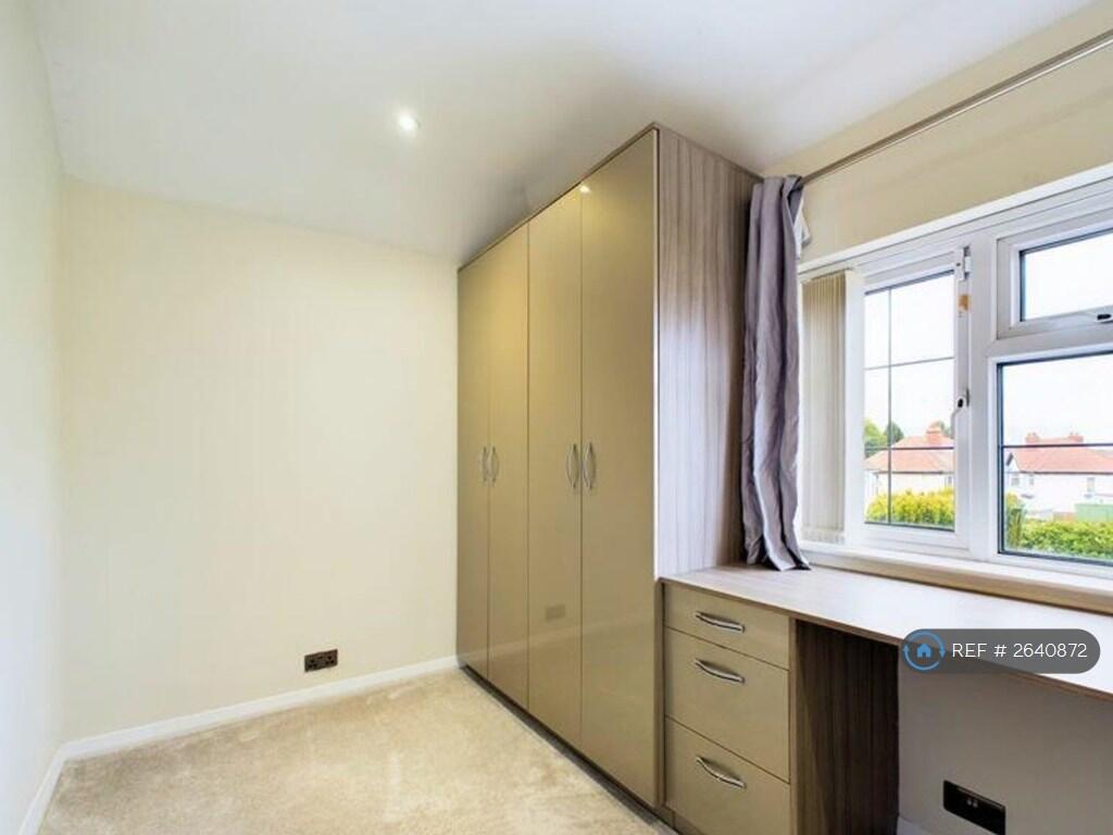 Large, Spacious Single Room With Fitted Wardrobes.