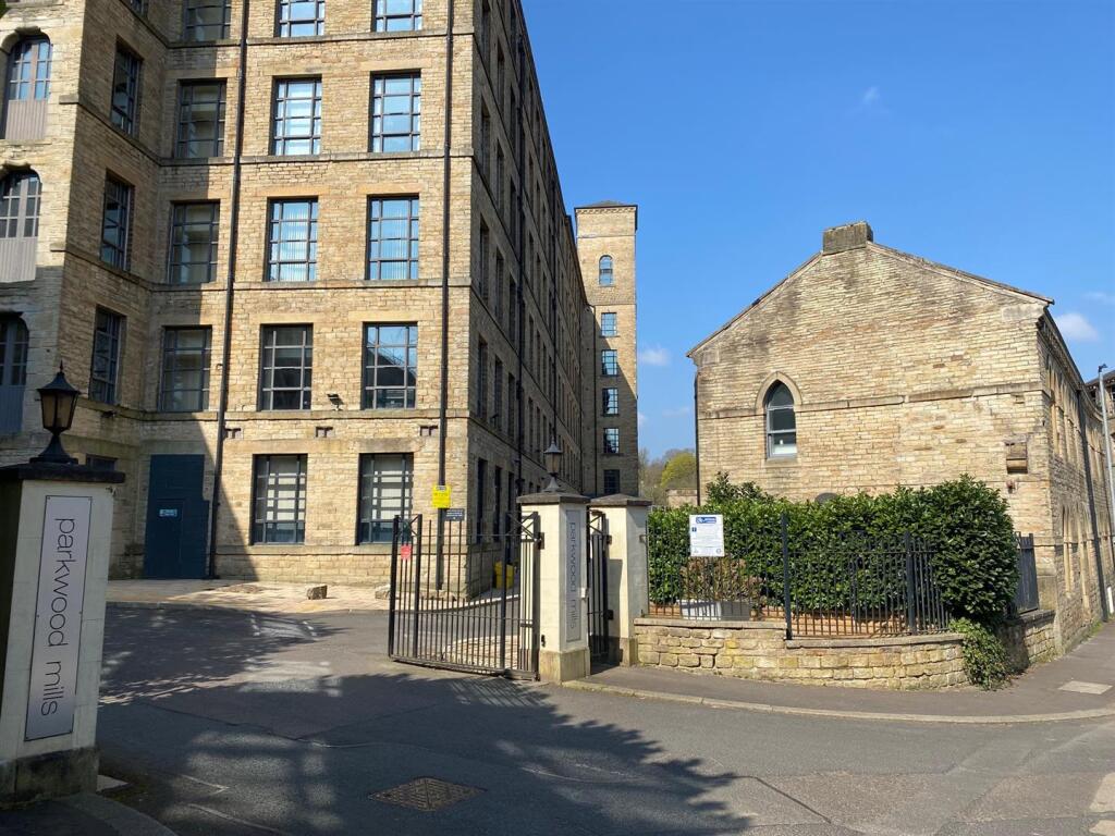 Entrance to Parkwood Mills.jpg