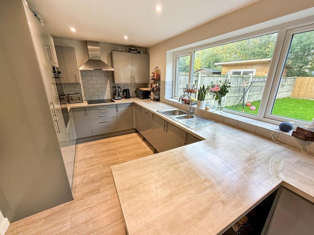Kitchen/ Dining Room