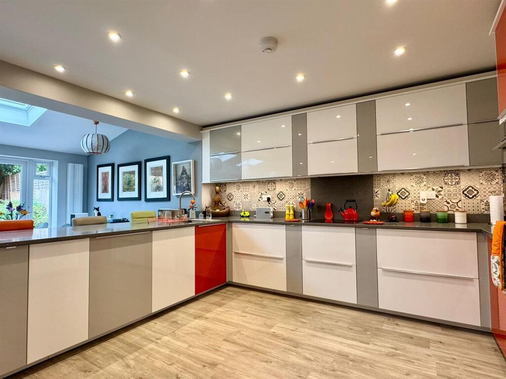 Kitchen (2).jpg