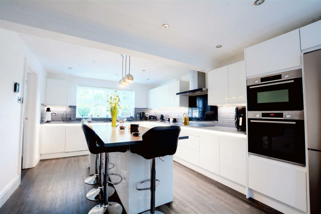 DINING FAMILY KITCHEN