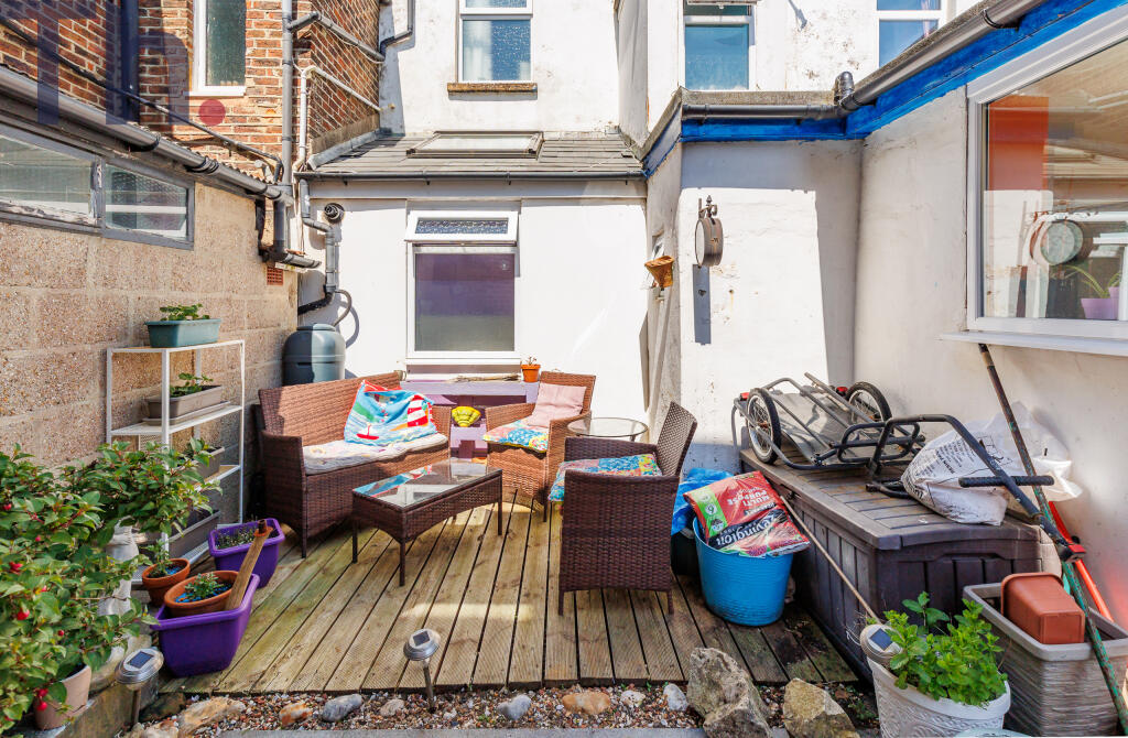 Courtyard &amp; Decked Garden Area