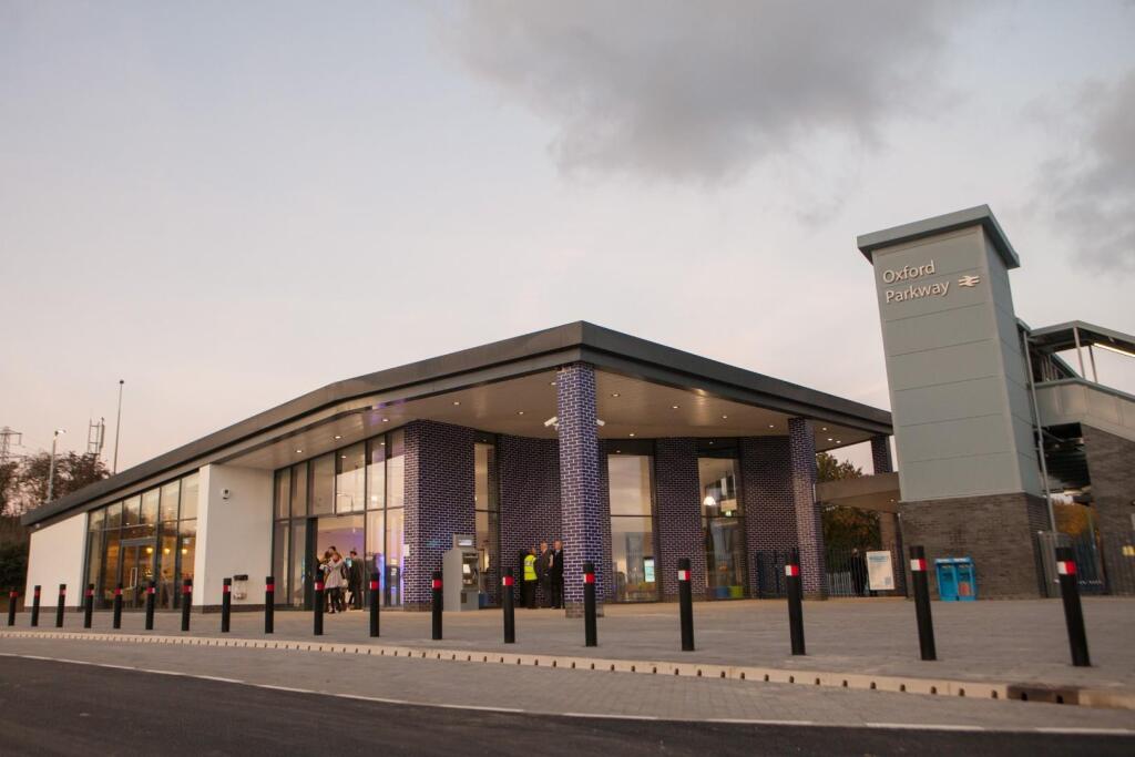 Oxford Parkway station.jpg