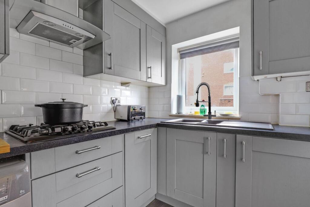 06-f6d0JHPropWpen - 2 Capel Court - 16-medium.jpg