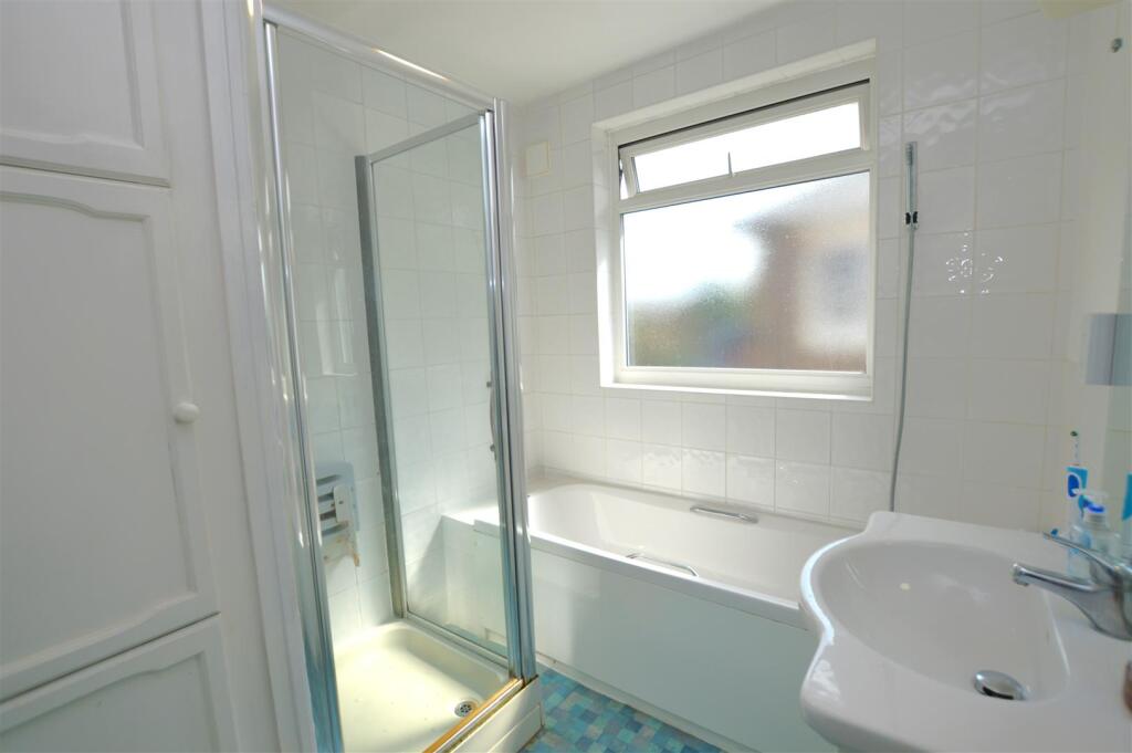 33 Strathearn Avenue bathroom.JPG