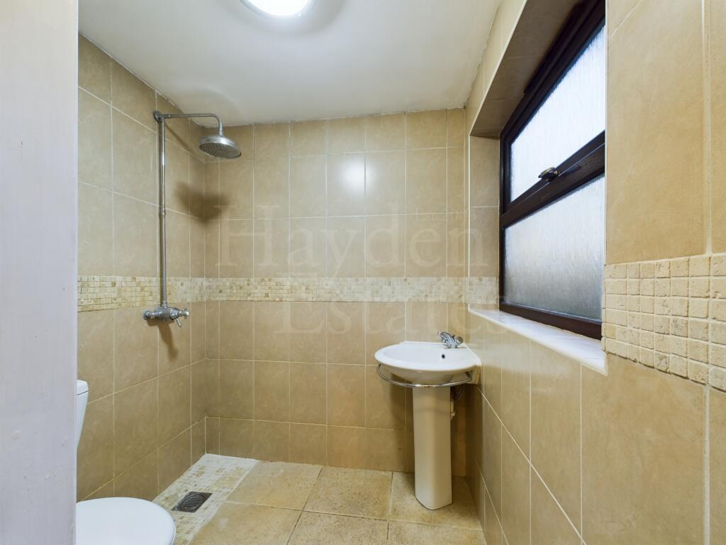 GROUND FLOOR SHOWER ROOM