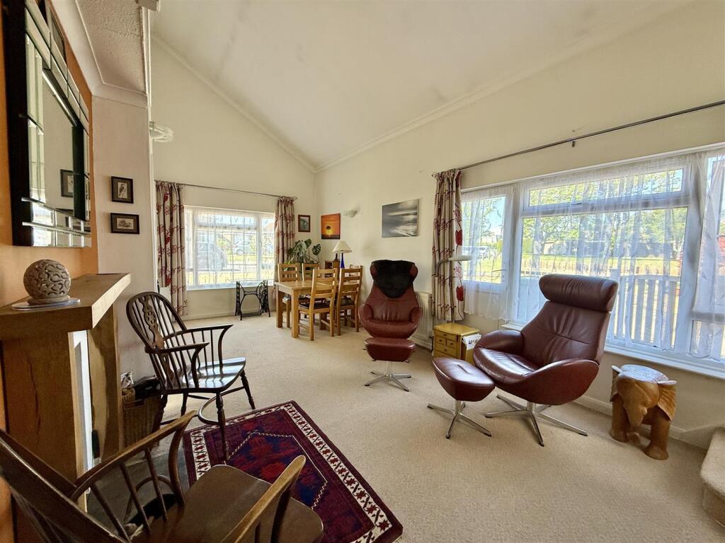 Living/Dining Room: