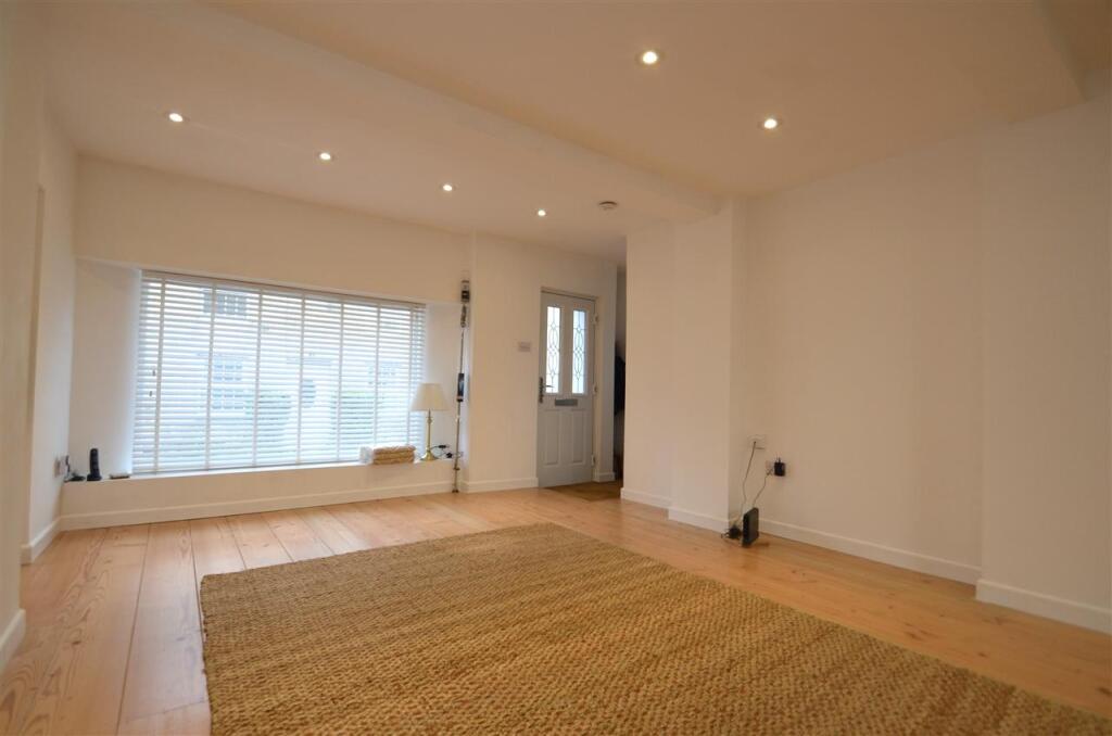 LIVING ROOM AREA