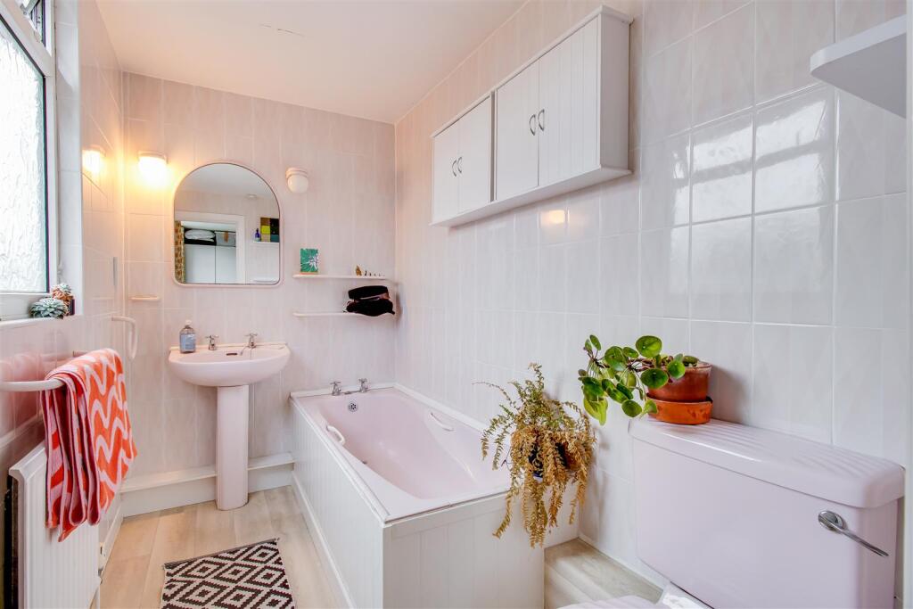 EN SUITE BATHROOM/W.C.