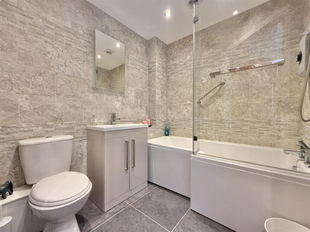 Ground Floor Family Bathroom.jpg