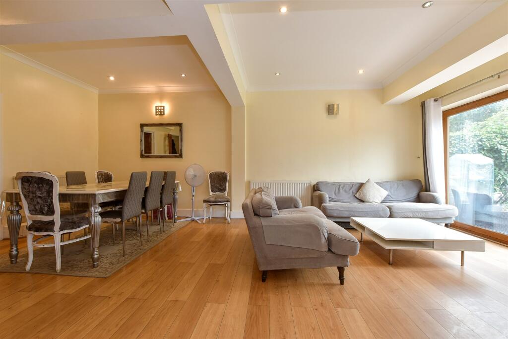 Lounge/Dining Area