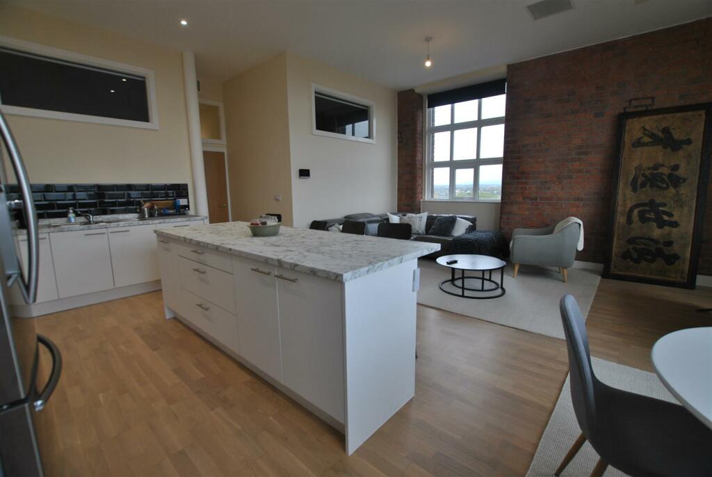 OPEN PLAN LIVING/KITCHEN AREA