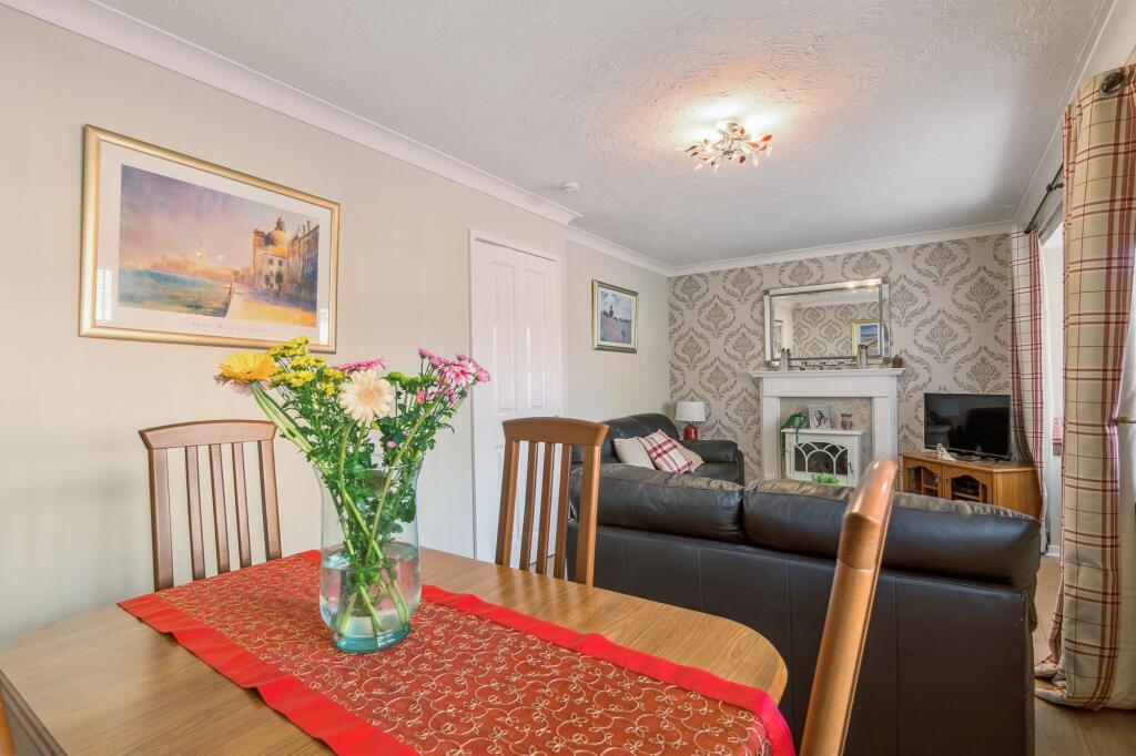 Lounge / Dining Area