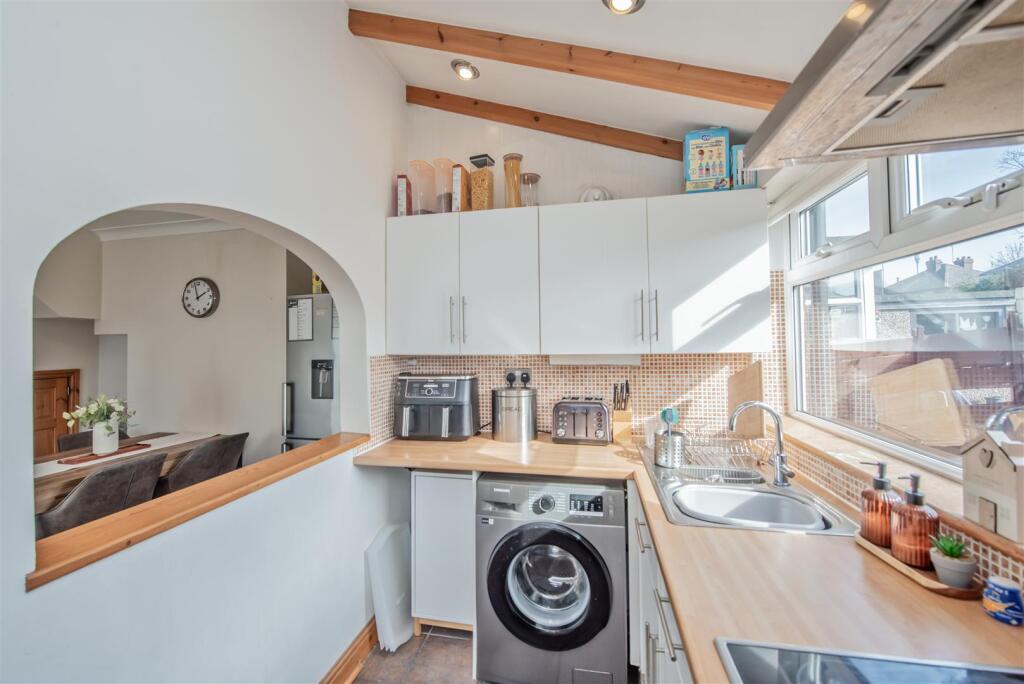 Dining room / Fitted Kitchen: