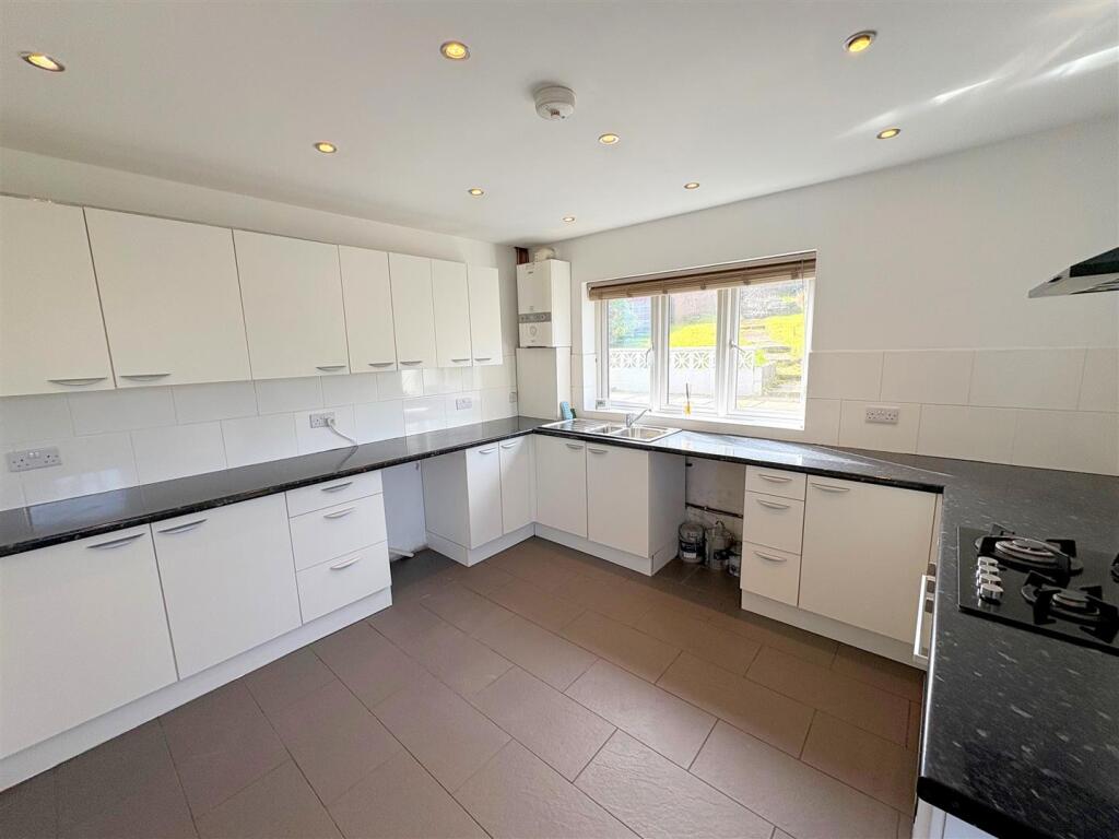 Kitchen b.jpg