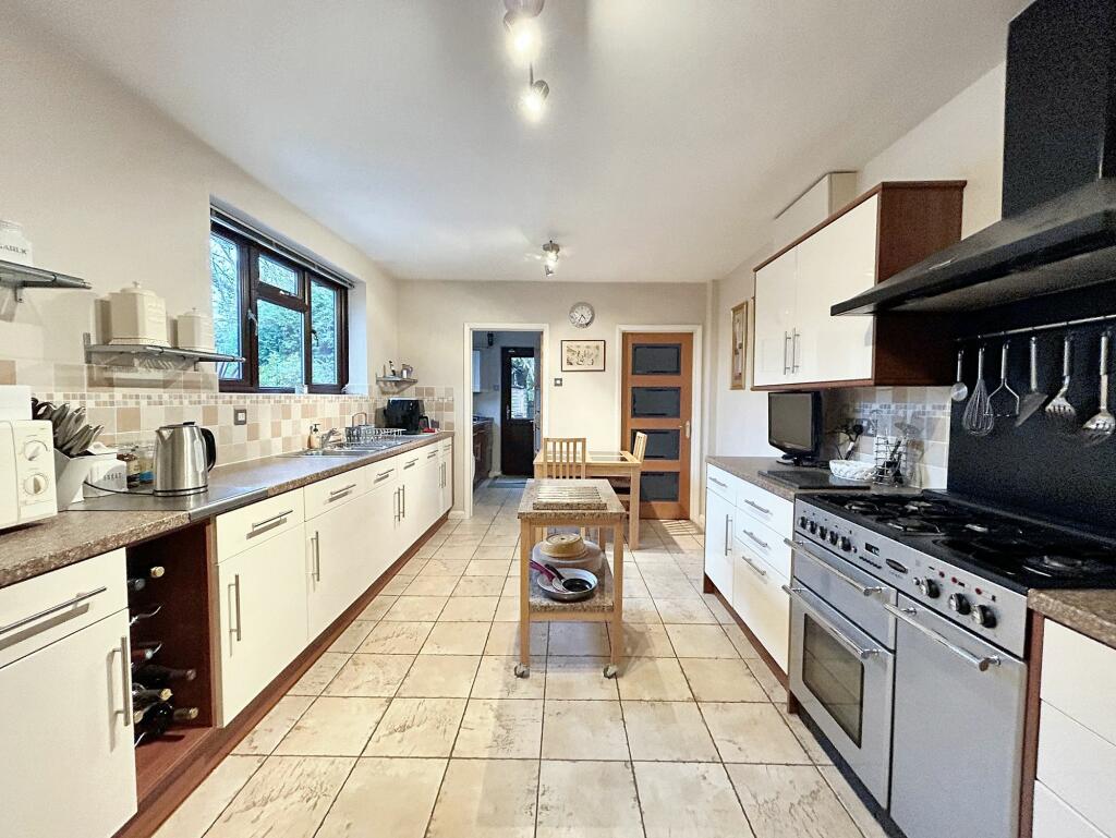 KITCHEN/BREAKFAST ROOM